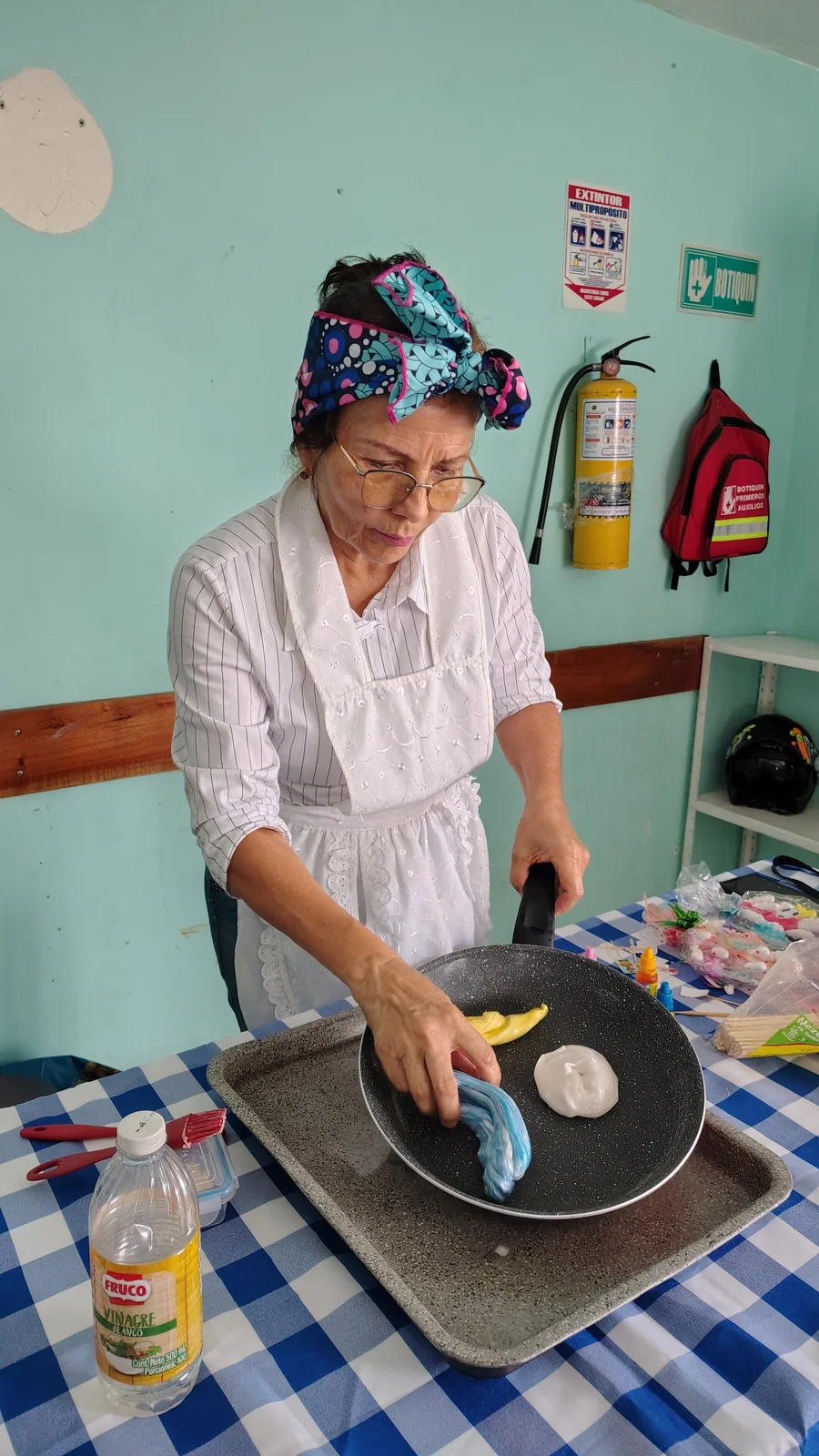 Artesana preparando dulce de alfeñique durante un taller