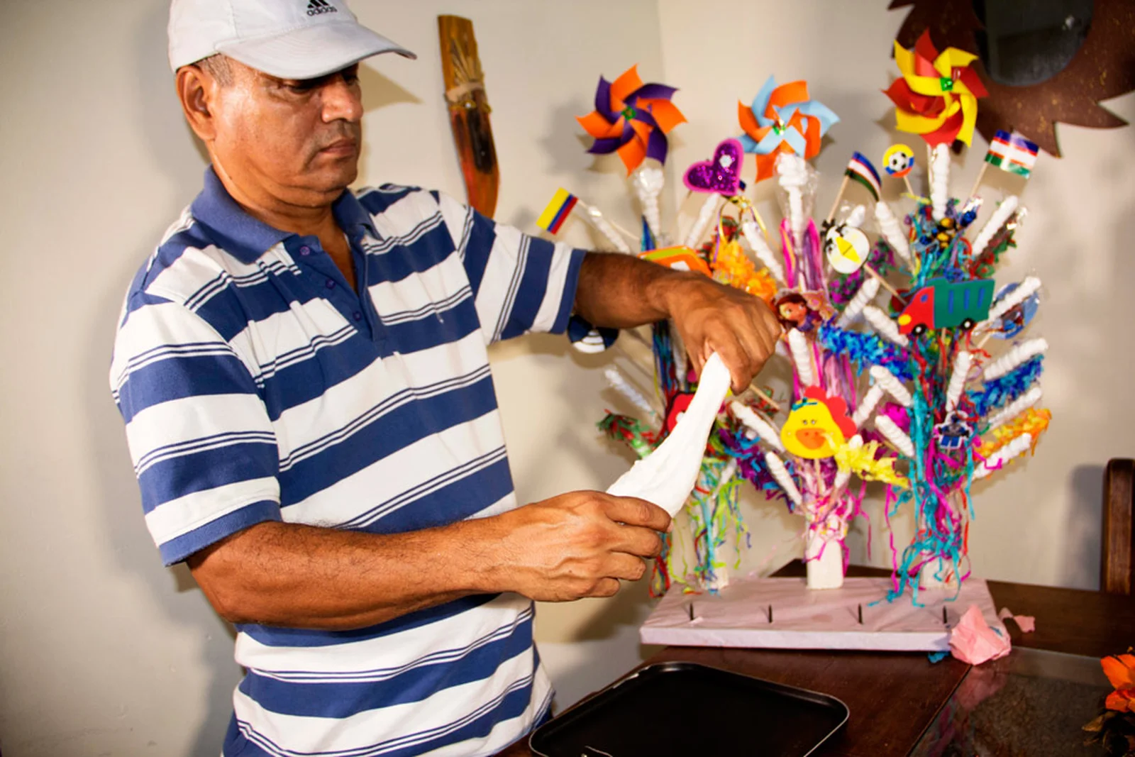Manos de un artesano estirando el dulce de alfeñique