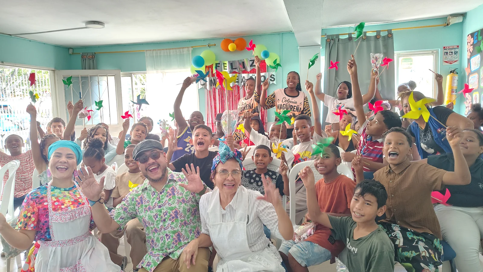 Participantes de un taller con sus macetas de alfeñique en Cali